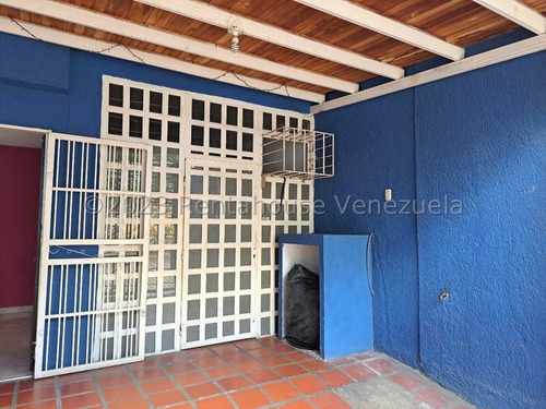 Casa Para Uso Comercial En Zona Estratégica De San Diego Que Cuenta Con 11 Habitaciones Para Prestar Servicio De Alquiler Residencial O Consultorios, Con 7 Baños Y Además Cuenta Con Un Anexo Y Local