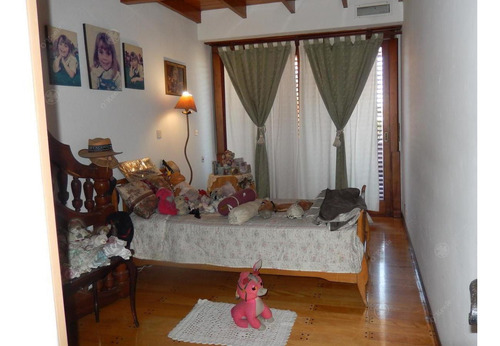 Imagen 11 de 11 de En Bernal - Chalet De 4 Ambientes Con Pileta Y Cochera Para Dos Autos . Excelente Estado.