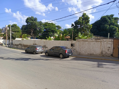 Propiedad De 800mts, Catia La Mar, Posee Todo Los Servicios,
