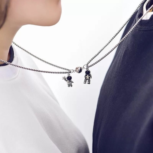 Imagen 2 de 9 de Collares De Pareja Astronautas Magnético Regalo Amor Novios