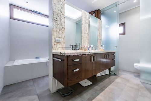 Casa En Venta De 6 Dorm. En Las Condes