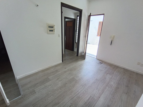 Apartamento En Alquiler De 2 Dormitorios En Tres Cruces