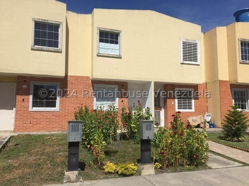 Townhouse En Venta En Parque Valencia Carabobo Con Cerco Eléctrico Vigilancia Privada Y Pozo De Agua Mmmp