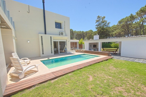 Casa En Rincon Del Indio En Venta- Ref: 2992