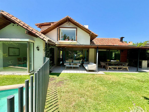 Remodelada!! Impecable Casa En Venta De 5 Dorm. La Dehesa.