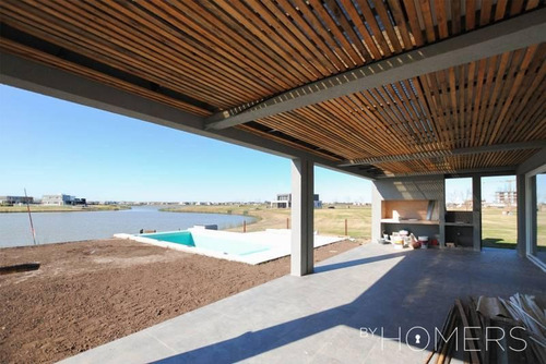 Hermosa Casa Al Agua De Estilo Racionalista En Marinas, Puertos Del Lago