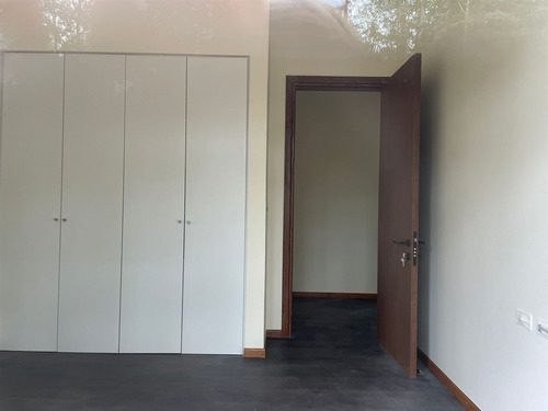 Casa En Venta De 3 Dorm. Sector Los Guindos