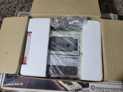 Computador Antigo Commodore Vic 20 + Datasette (funcionando) (Usado)