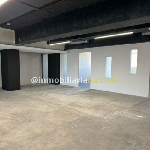 En Alquiler Amplia Oficina Con Vista Al Mar, Ubicada En Via Principal, Maiquetia-la Guaira, Ref 545