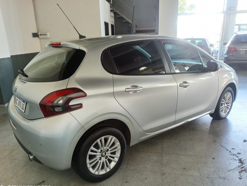 Imagen 2 de 12 de Peugeot 208 Allure