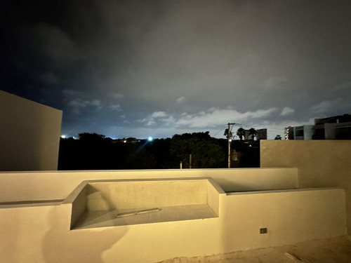 Townhouse En Venta De 2 Habitaciones Con Roof Top En Montebello