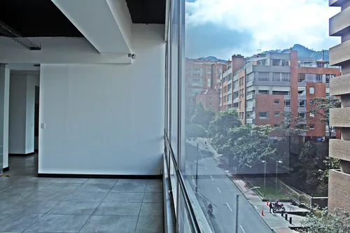 Oficina En Arriendo En Los Rosales. Cod A1105075
