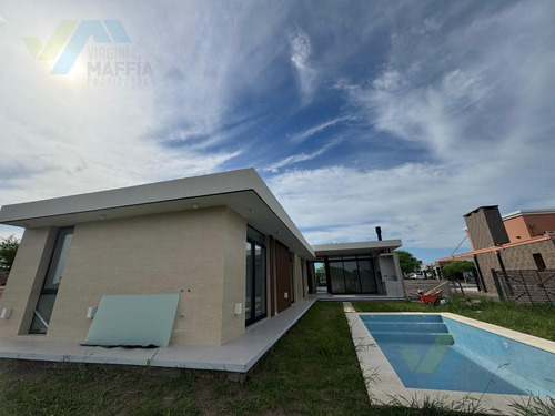 Venta De Casa Son Pileta - San Ramiro Pilar Del Este