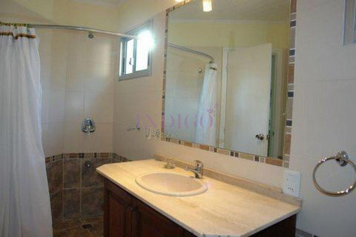 Venta Y Alquiler En Pleno Montoya, Casa De 6 Dormitorios Mas Servicio.- Ref: 473
