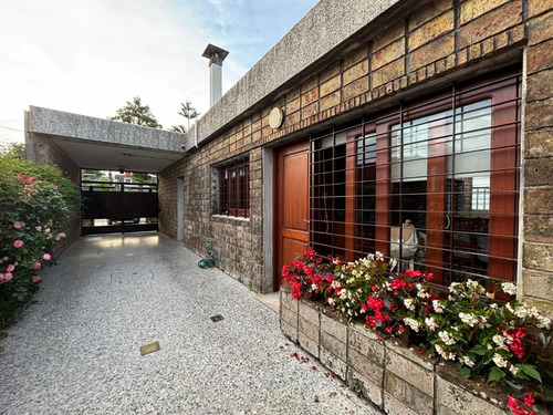 (reservada!!!) Lega Propiedades Vende En Exclusividad Hermosa Casa De 3 Dormitorios, Con Dependencia De Servicio, Sótano, Cochera Y Fondo.