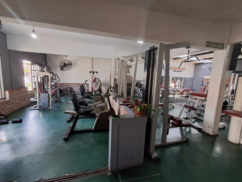 Local En 2 Plantas Con 2 Baños/vestuarios, Amplio Patio Cubierto / Semicubierto