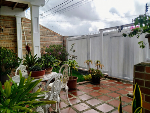 Casa Acogedora En Dos Niv Urb. Panorama El Barbecho Los Teques