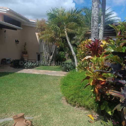 Ss: Vende Casa 24-13892 En Cumbres De Curumo De 832 M2. De 5h/7b/4pe