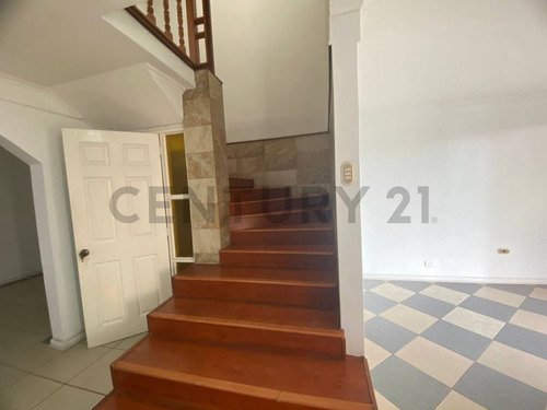 ¡amplia Casa En Arriendo 6d + 3b + Jardín + Quincho En ...