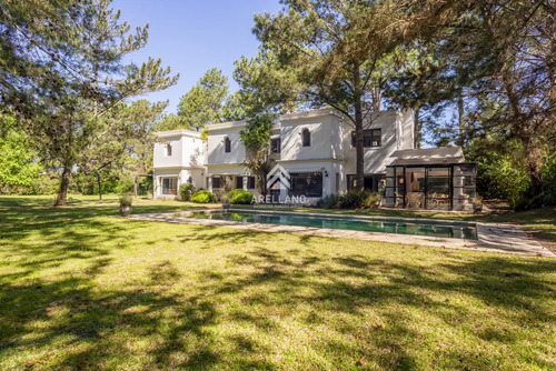 Casa Con Piscina 5 Dormitorios En Suite, Escritorio Jardin Amplio