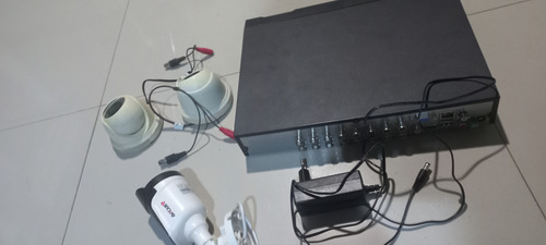 3 Cámaras Análogas Y Dvr Usado Sin Disco (Usado)