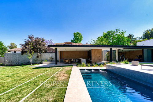 Espectacular Casa Con Precioso Quincho En Excelent...