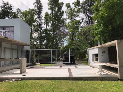 Imagen 2 de 14 de Moderna Casa En Venta En Campos De Alvarez