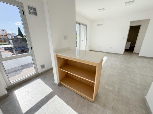 Departamento 2 Ambientes Con Balcón Y Cochera - Bolivar Al 400 - Lomas De Zamora