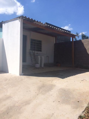 Casa De 2 Quartos E 2 Banheiros Sala/cozinha