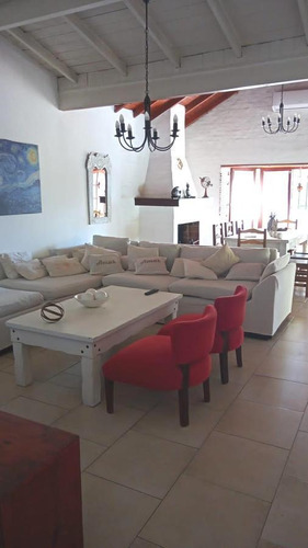 Imagen 2 de 15 de Confortable Casa Quinta En Venta En El Centro De Fco. Álvarez
