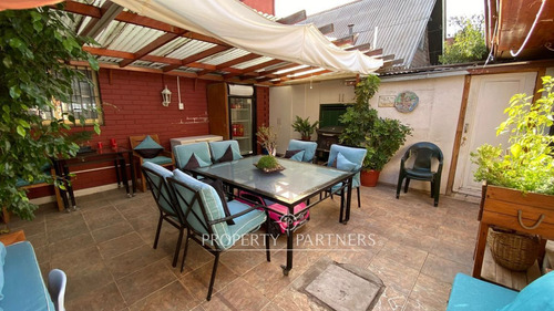 Excelente Vivienda Familiar, Con Departamento Inte...