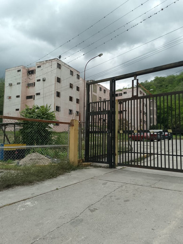 Guarenas. Apartamento En La Zona 1 De Los Naranjos Rp