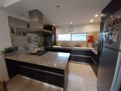 Imagen 11 de 26 de Casa De Estilo Minimalista