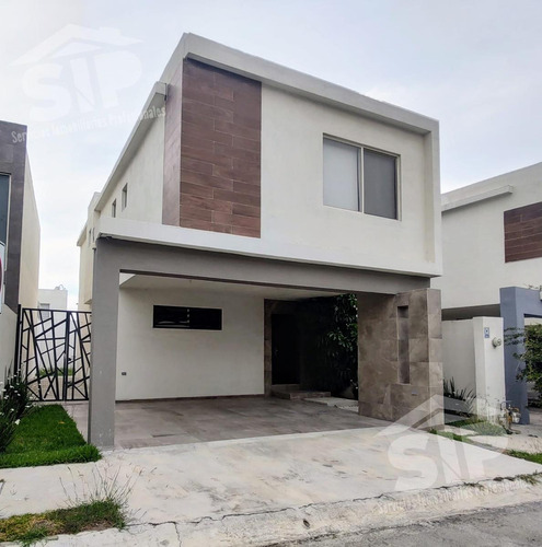 Casa En Venta Al Norte En Residencial Privado Lenna