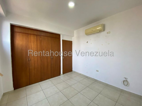 Erika Armeya Vende, Apartamento En La Urbanizacion Del Este De Barquisimeto. Flex: 25-18802