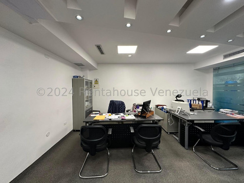 Edificio Comercial En Venta Con Excelente Ubicacion Zona Centro Maracay Totalmente Remodelado Y Listo Para Firmar Estef 25-1091