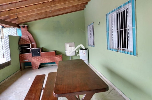 Imagem 1 de 10 de Casa Com Piscina E Churrasqueira.