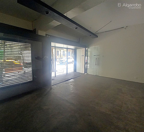 Local Comercial En Arriendo En Santiago (metro Santa Lucía)