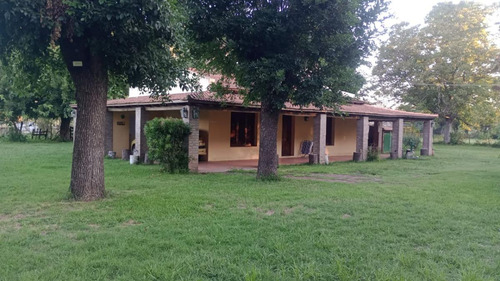 Casa En Venta - 2 Dormitorios 1 Baño - Cochera - 20.589mts2 - Chivilcoy