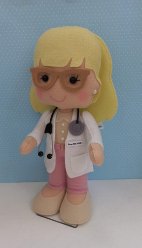 Medica Loira De Feltro - Decoração Presente Com 20 Cm