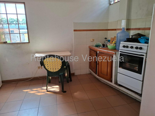 Local En Venta Con Fines Comercial Y Residencial De Dos Plantas, Ubicado En Una Zona Estrategica De Alto Trafico Peatonal Y Vehicular. Barquisimeto + Profesional Inmobiliario Mehilyn Perez +