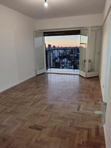 Alquiler 3 Ambientes En Caballito Norte. Vista Inmejorable, Super Luminoso, Piso 11 Orientación Norte .
