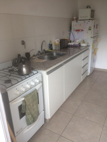 Imagen 2 de 16 de Duplex Dos Dormitorios, Jardin Y Cochera En Venta.
