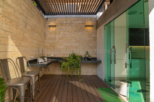 Casa En Venta En Los Naranjos Completamente Remodelada Y Con Cocina Equipada 24-17277 Jc