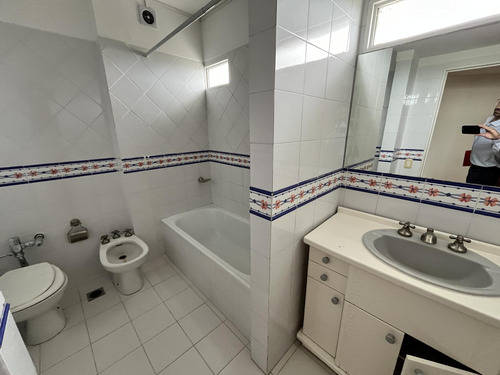 Departamento En Venta En La Lucila De 4 Ambientes Con Dependencia, Cochera Con Baulera
