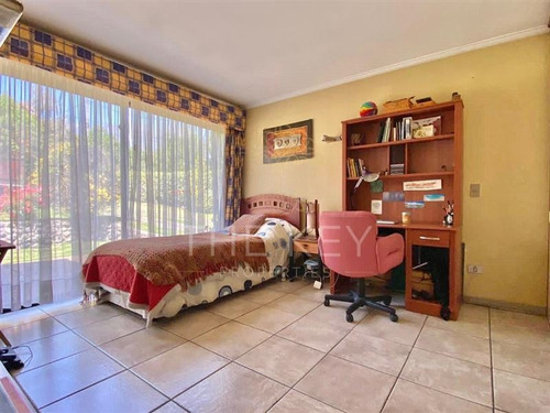 Casa En Venta De 4 Dormitorios En La Reina