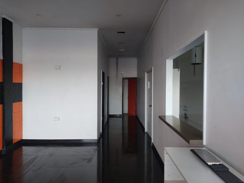 Excelente Local Comercial En Concurrido Strip Center