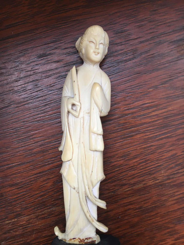 Estatuilla Geisha Con Flauta De Valioso Material