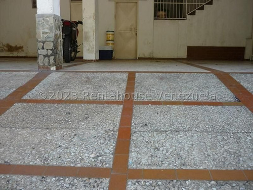 Imagen 13 de 18 de En Alquiler Espaciosa Aparto-quinta Ubicada En Avenida De Alto Tráfico En Prebo. Dos Niveles Ideal Para Su Negocio