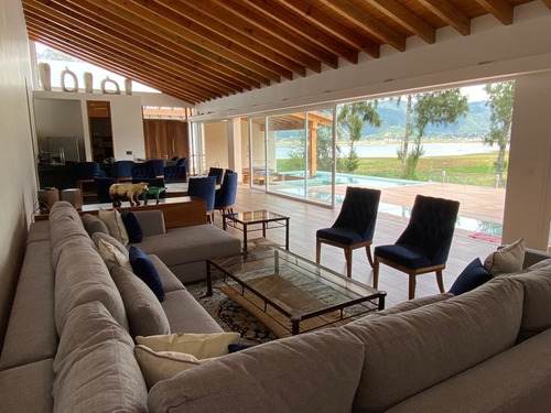 Renta Casa En La Peña, Valle De Bravo Acceso Al Lago Con Muelle Propio Completamente Amueblada, Gimnasio, Alberca Climatizada, Áreas Verdes, Jacuzzi, Ascensor, Estacionamiento